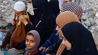  فلسطينيون يؤدون صلاة عيد الأضحى وسط أنقاض خان يونس (صور)