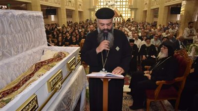 لحظات الوداع الأخير لأقدم كهنة الغربية القمص حنا بسطوروس 