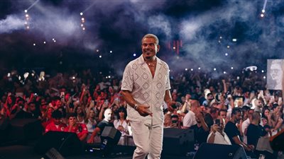 27 صورة من احتفال عمرو دياب بالعيد مع جمهوره في بيروت 