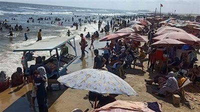 العيد فرحة.. توافد أهالى الدقهلية على شواطئ جمصة لقضاء عيد الأضحى