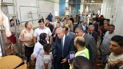 محافظ جنوب سيناء يتابع أعمال ذبح الأضاحي بالمجزر الآلي بالطور