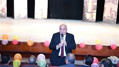 محافظ قنا يشارك أطفال دور الرعاية وأسر الشهداء فرحتهم بعيد الأضحى المبارك 