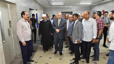 محافظ أسيوط يزور المستشفيات لتهنئة المرضى بعيد الأضحى المبارك