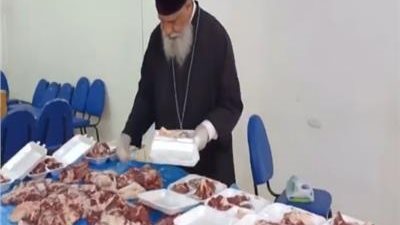 راعى الكنيسة الكاثوليكية يوزع لحوم الأضاحي على الأسر الأولى بالرعاية في الغردقة 