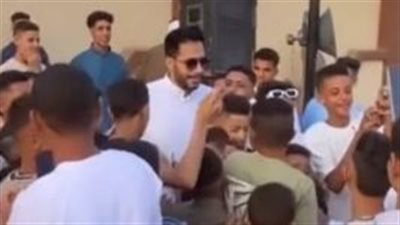عصام السقا يحتفل بالعيد فى بلدته ومحبوه يلتفون حوله 