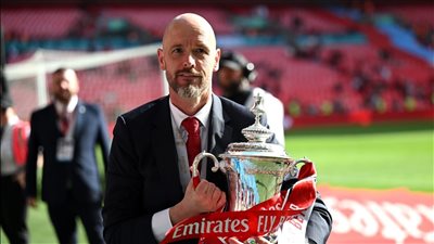 تين هاج يكشف سبب تجديد تعاقده مع مانشستر يونايتد