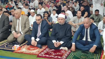 المحافظون ونوابهم يشهدون صلاة عيد الأضحى المبارك