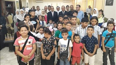 توزيع الهدايا والملابس والمواد الغذائية واللحوم على الفلسطينيين بالعريش