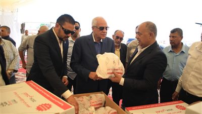 محافظ الجيزة يشهد توزيع 12.5 طن من لحوم الأضاحي علي 6250 أسرة