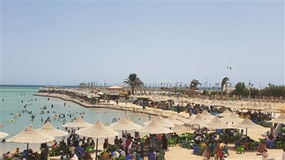 توافد المواطنين على شواطئ الغردقة في ثاني أيام عيد الأضحى 
