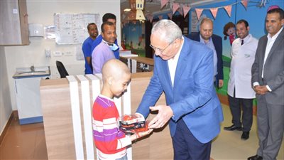بالهدايا والألعاب.. محافظ الأقصر يهنئ أطفال شفاء الأورمان بحلول عيد الأضحى المبارك