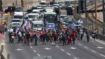  متظاهرون إسرائيليون يغلقون شوارع رئيسية