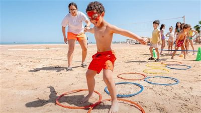 إقبال على شواطئ شرم الشيخ والسائحون يستمتعون بالرحلات البحرية 