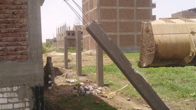 إزالة مخالف البناء على الأراضي الزراعية بأرمنت جنوب الأقصر 