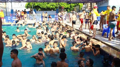 القليوبية تشهد إقبالا كبيراً على حمامات السباحة في ثانى أيام عيد الأضحى 