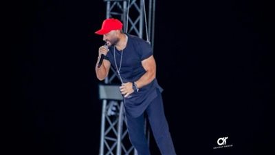 من على ارتفاع 120 متر.. تامر حسني يبهر جمهوره في حفله الأخير (صور)