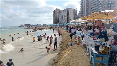زحام شديد على شواطئ الإسكندرية للهروب من درجات الحرارة 