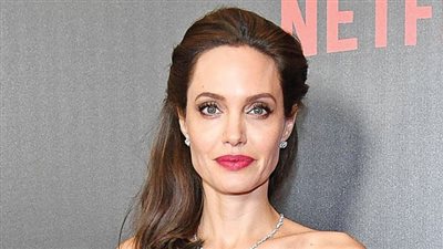 سر بكاء أنجلينا جولي خلال فاعليات مهرجان فينيسيا