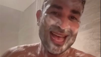 أحمد سعد يشارك جمهوره لحظات استحمامه.. متابعون: قوم البس 