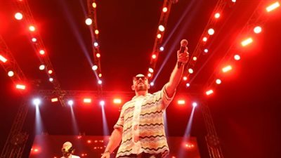 محمود العسيلي يشُعل بورتو المنيا بأجمل أغانيه.. صور