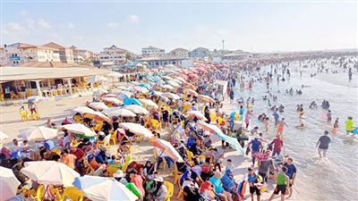شواطئ المحافظات «كاملة العدد» فى آخر أيام عيد 