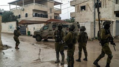 مستعمرون يهجمون على منازل الفلسطينيين بالحجارة 