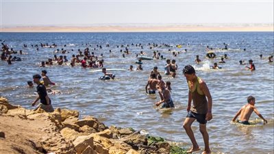 زحام فى بحيرة قارون.. ومنع السباحة بشلالات وادى الريان 