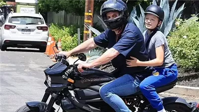 بن أفليك برفقة نجله علي الدراجة النارية في أحدث ظهور لهما