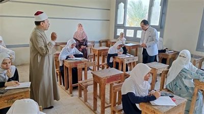 طلاب الشهادة الثانوية الأزهرية بالقسم العلمي يؤدون امتحان مادة الفيزياء اليوم