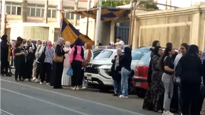 رغم ارتفاع درجات الحرارة.. أولياء أمور طلاب الثانوية العامة يفترشون الأرصفة بالإسكندرية 