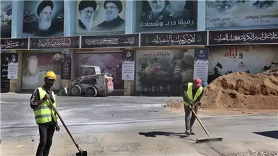 سكان قرية يارون اللبنانية يتفقدون بيوتهم التي دمرها القصف الإسرائيلي.. فيديو