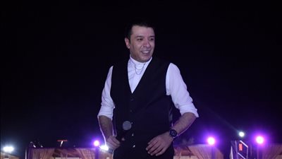 مصطفي كامل يرفع شعار كامل العدد في أولى حفلاته بالعلمين