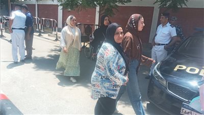 بكاء طالبات الثانوية العامة بسبب صعوبة امتحان اللغة العربية في بنى سويف 