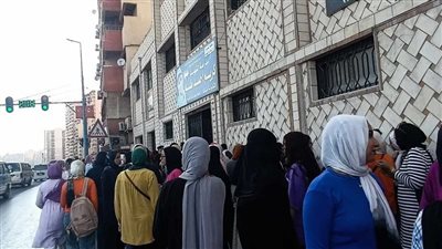 حزن ودموع أبرز مشاهد طلاب الثانوية العامة بسبب امتحان اللغة العربية بالإسكندرية  