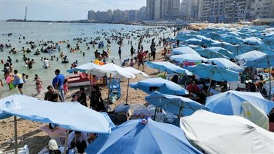 هربًا من حرارة الجو.. زحام شديد على شواطئ الإسكندرية