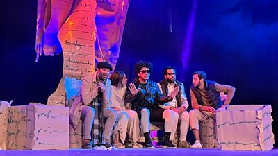 أبطال فرقة عبد الله صابر يستعدون لليلة الثالثة من مسرحية 