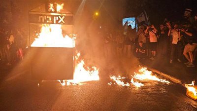 تظاهرات تل أبيب ترعب نتنياهو.. ومستوطنون يقدمون عرض البيت المحترق.. شاهد