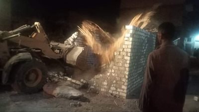 حملة ليلية لإزالة التعديات على الأراضي الزراعية بالفيوم 