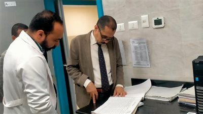 وكيل صحة سوهاج يتفقد سير العمل بمستشفى جهينة المركزي ليلاً 