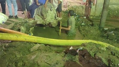 سحب تراكمات مياه الصرف بشوارع قرية أبجيج في الفيوم 