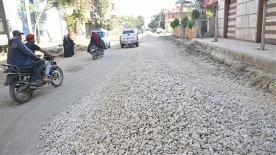 استمرار أعمال تأهيل ورصف طريق كفور بلشاى بكفر الزيات 