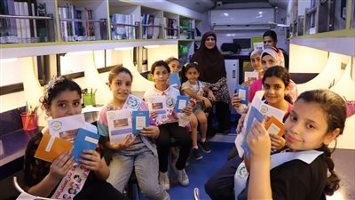 أتوبيس المكتبة المتنقلة يصل نادي المحمودية الرياضي في البحيرة 