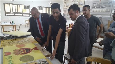 رئيس جامعة الأقصر يتفقد أعمال طلاب كلية الفنون الجميلة بمشروعات التخرج