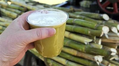 تناول عصير القصب.. غني بالمعادن ومصدر طبيعي للطاقة