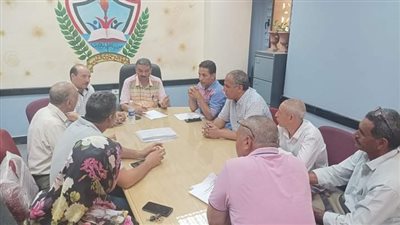 مدير تعليم نجع حمادي يبحث إجراءات سد العجز من العاملين بالإدارة