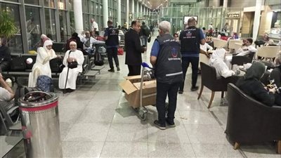 فريق الحجر الصحى بمطار برج العرب يستقبل الحجاج بالإسكندرية 