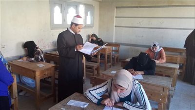 طلاب العلمي يؤدون الامتحان في مادة التوحيد بالثانوية الأزهرية 