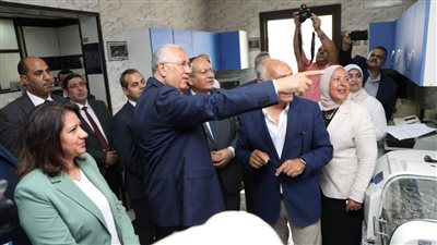 وزير الزراعة يتفقد معمل سمارت لاب لتشخيص الأمراض النباتية.. صور
