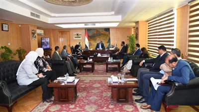 محافظ الفيوم يبحث آليات تنفيذ مشروع مهنتك مستقبلك 
