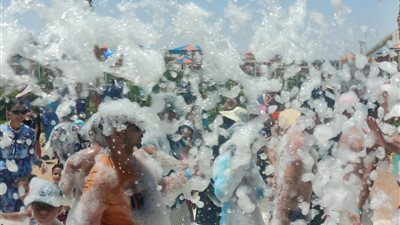 مهرجان الفوم في مواجهة إرتفاع درجات الحرارة على شواطئ الغردقة